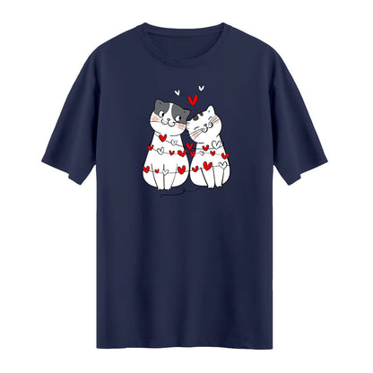 Sevimli Kedi Çifti Desenli T-shirt – Aşk Dolu ve Eğlenceli Tasarım