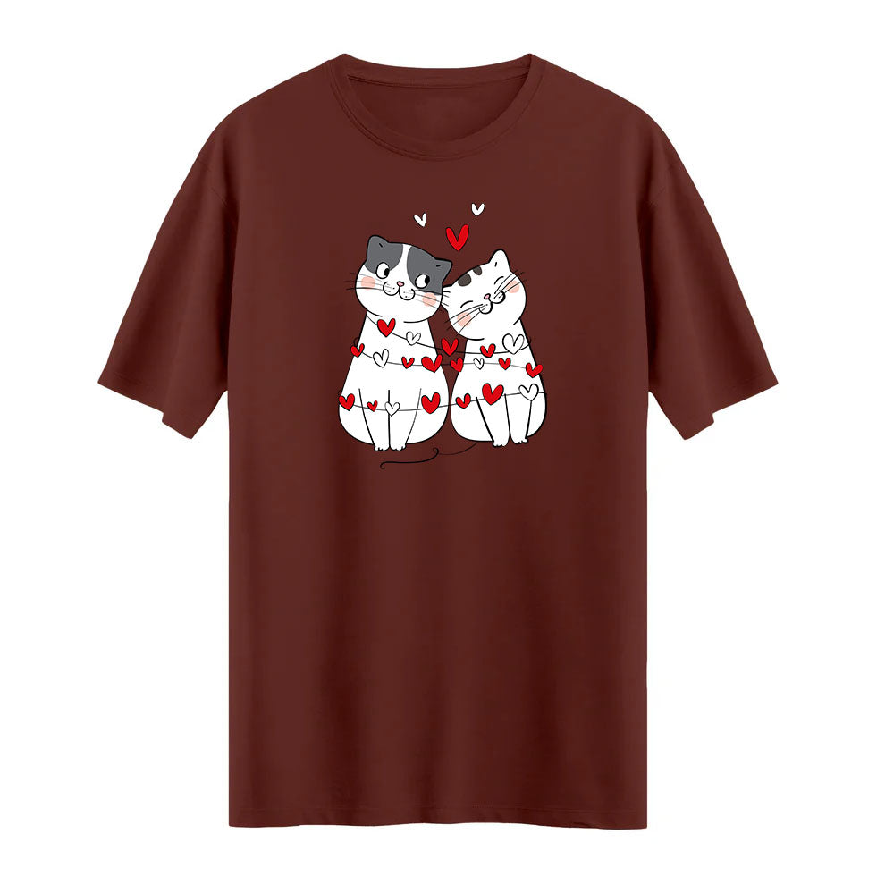 Sevimli Kedi Çifti Desenli T-shirt – Aşk Dolu ve Eğlenceli Tasarım