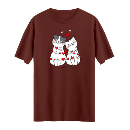 Sevimli Kedi Çifti Desenli T-shirt – Aşk Dolu ve Eğlenceli Tasarım