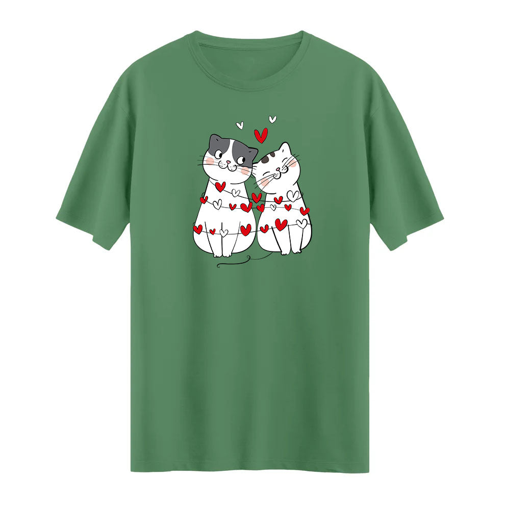 Sevimli Kedi Çifti Desenli T-shirt – Aşk Dolu ve Eğlenceli Tasarım